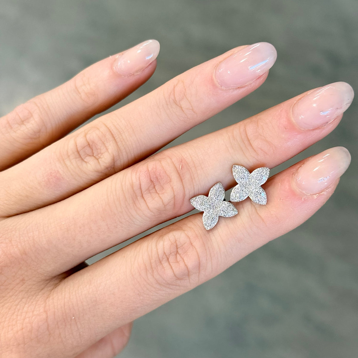 Orecchini fiore in argento 925 e zirconi indossati