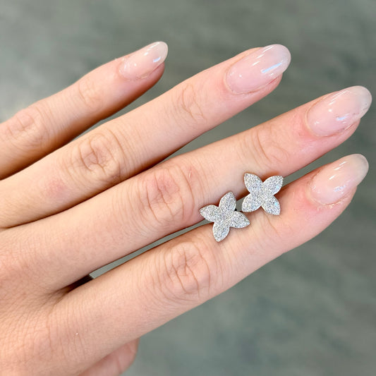Orecchini fiore in argento 925 e zirconi indossati