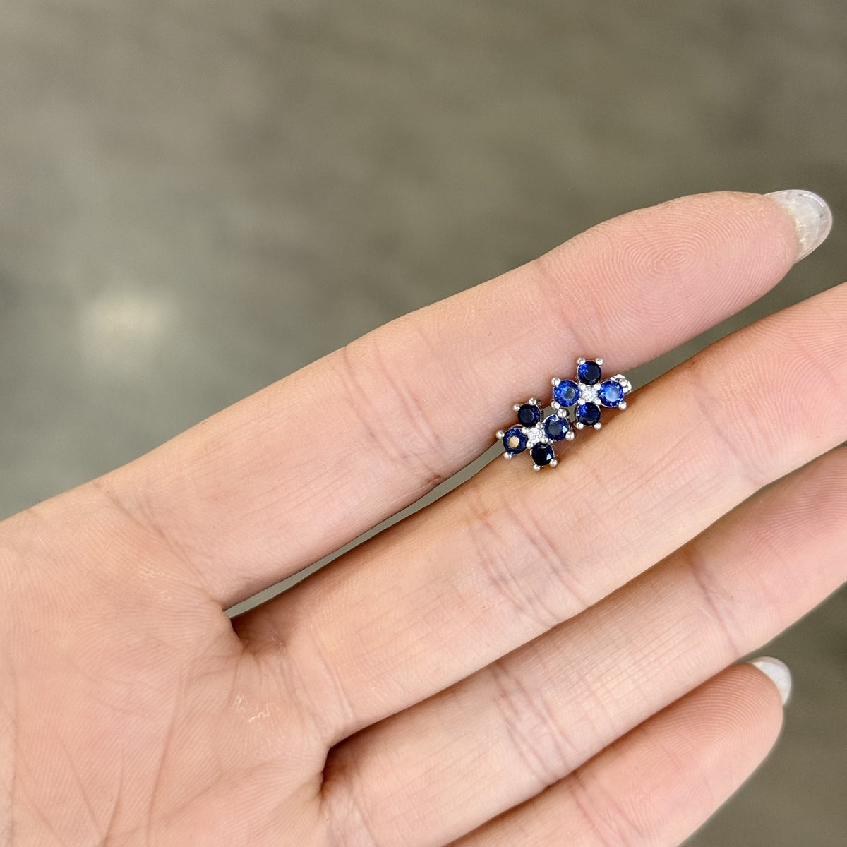 Orecchini piccolo fiore blu in argento 925 e zirconi