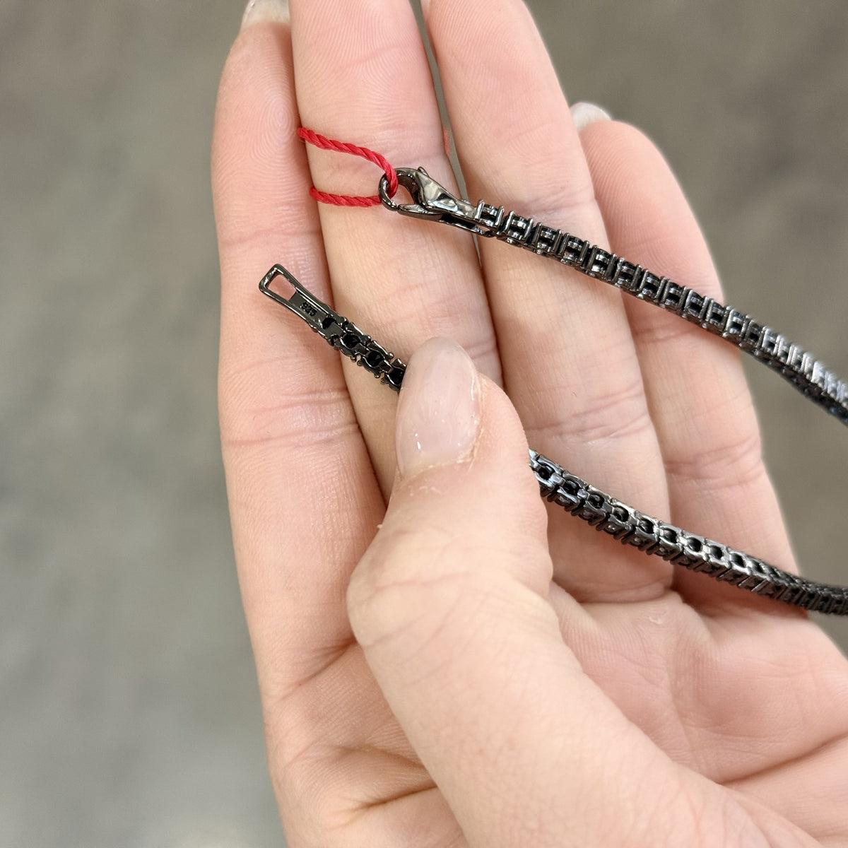 Chiusura a moschettone del bracciale tennis nero in argento 925